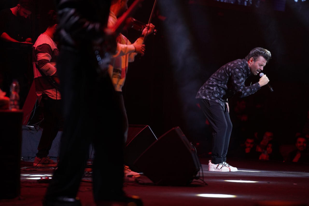 «نبض» جشنواره در دستان این خواننده پاپ؛ تیپ متفاوت میثم ابراهیمی در چهلمین جشنواره موسیقی فجر | تصاویر