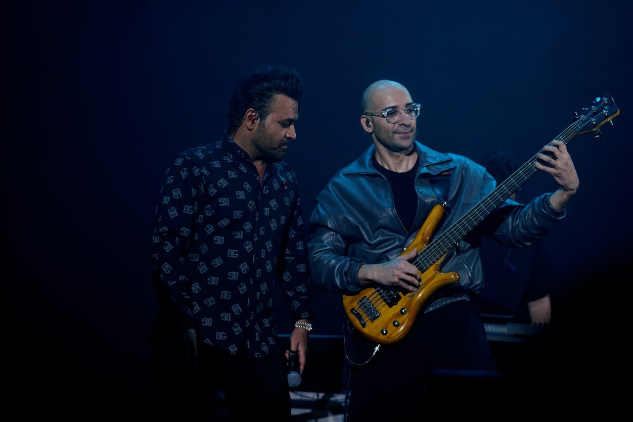 «نبض» جشنواره در دستان این خواننده پاپ؛ تیپ متفاوت میثم ابراهیمی در چهلمین جشنواره موسیقی فجر | تصاویر