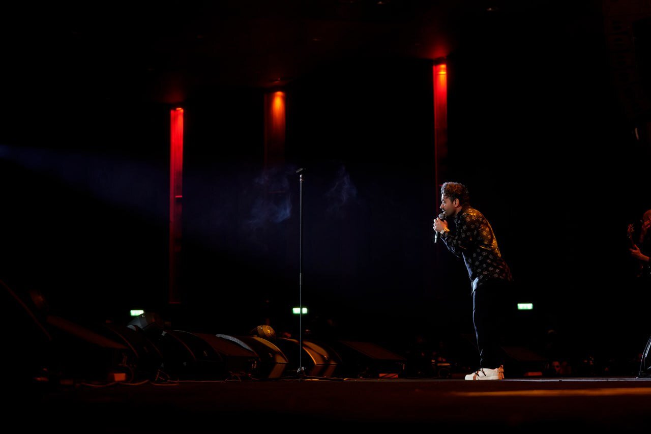 «نبض» جشنواره در دستان این خواننده پاپ؛ تیپ متفاوت میثم ابراهیمی در چهلمین جشنواره موسیقی فجر | تصاویر
