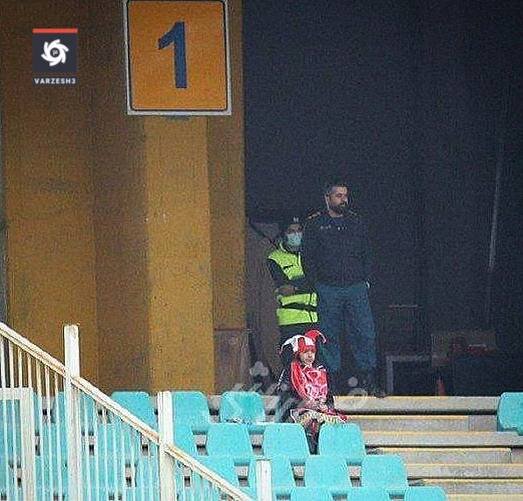 تنها تماشاگر زن مسابقه سپاهان و پرسپولیس روی سکوهای نقش جهان | عکس