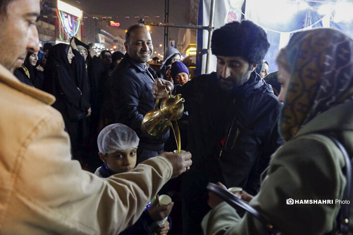 اجرای نورافشانی و برپایی موکب پذیرایی مردمی در میدان ولیعصر (عج) تهران