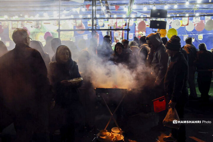 اجرای نورافشانی و برپایی موکب پذیرایی مردمی در میدان ولیعصر (عج) تهران