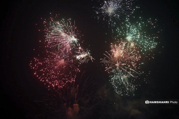 اجرای نورافشانی و برپایی موکب پذیرایی مردمی در میدان ولیعصر (عج) تهران