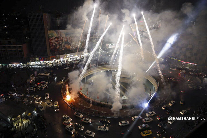 اجرای نورافشانی و برپایی موکب پذیرایی مردمی در میدان ولیعصر (عج) تهران
