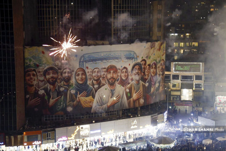 اجرای نورافشانی و برپایی موکب پذیرایی مردمی در میدان ولیعصر (عج) تهران