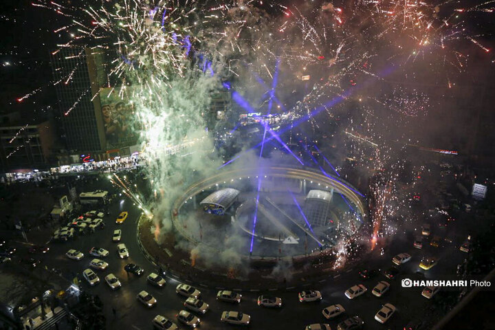 اجرای نورافشانی و برپایی موکب پذیرایی مردمی در میدان ولیعصر (عج) تهران