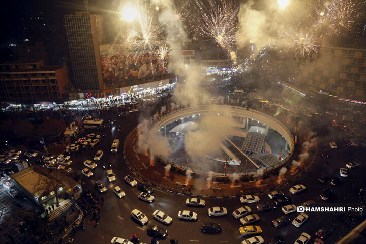 اجرای نورافشانی و برپایی موکب پذیرایی مردمی در میدان ولیعصر (عج) تهران