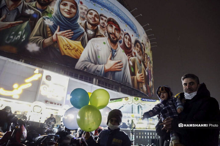 اجرای نورافشانی و برپایی موکب پذیرایی مردمی در میدان ولیعصر (عج) تهران