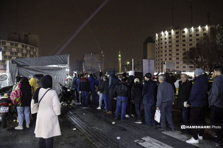 اجرای نورافشانی و برپایی موکب پذیرایی مردمی در میدان ولیعصر (عج) تهران