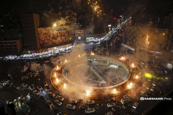 اجرای نورافشانی و برپایی موکب پذیرایی مردمی در میدان ولیعصر (عج) تهران