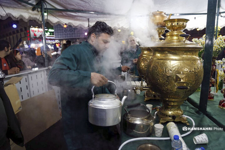 اجرای نورافشانی و برپایی موکب پذیرایی مردمی در میدان ولیعصر (عج) تهران