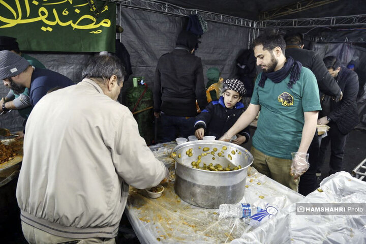 اجرای نورافشانی و برپایی موکب پذیرایی مردمی در میدان ولیعصر (عج) تهران