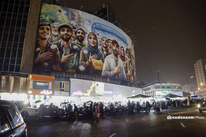 اجرای نورافشانی و برپایی موکب پذیرایی مردمی در میدان ولیعصر (عج) تهران