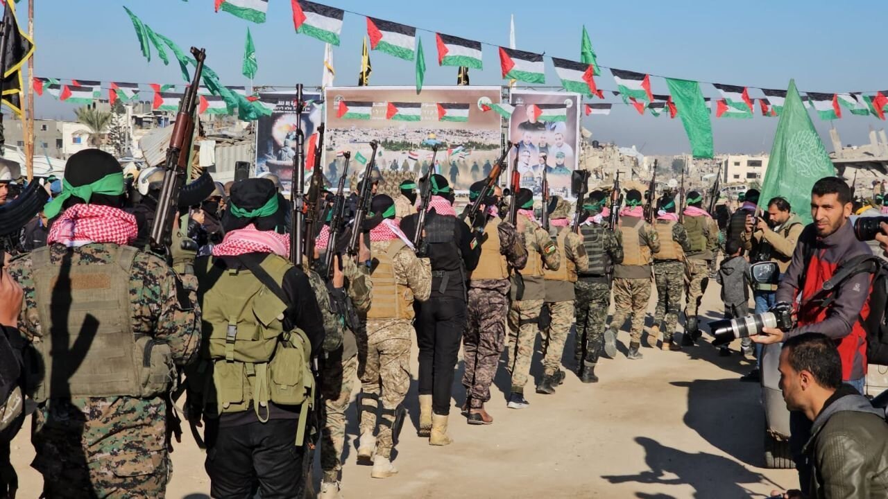 سلاحهای به غنیمت گرفته شده از صهیونیستها در اختیار رزمندگان القسام؛ نمایش قدرت مقاومت در ششمین دور مبادله اسرا | عکس و فیلم