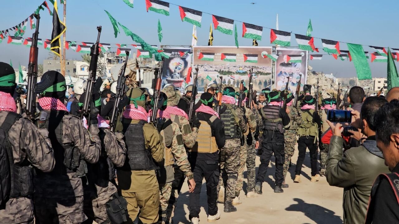 سلاحهای به غنیمت گرفته شده از صهیونیستها در اختیار رزمندگان القسام؛ نمایش قدرت مقاومت در ششمین دور مبادله اسرا | عکس و فیلم