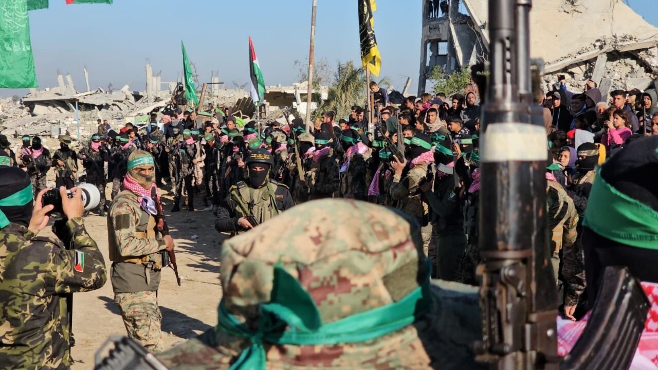 سلاحهای به غنیمت گرفته شده از صهیونیستها در اختیار رزمندگان القسام؛ نمایش قدرت مقاومت در ششمین دور مبادله اسرا | عکس و فیلم