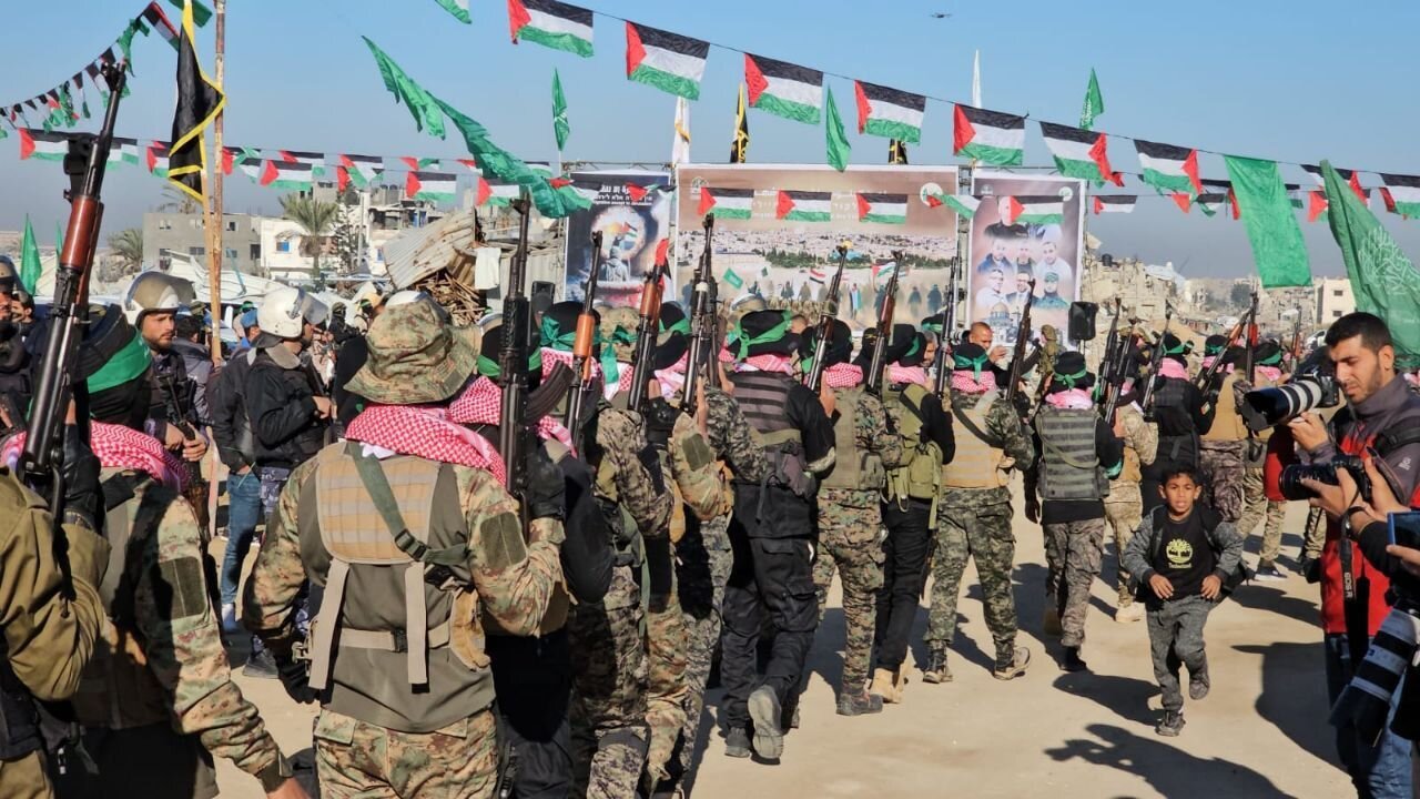 سلاحهای به غنیمت گرفته شده از صهیونیستها در اختیار رزمندگان القسام؛ نمایش قدرت مقاومت در ششمین دور مبادله اسرا | عکس و فیلم