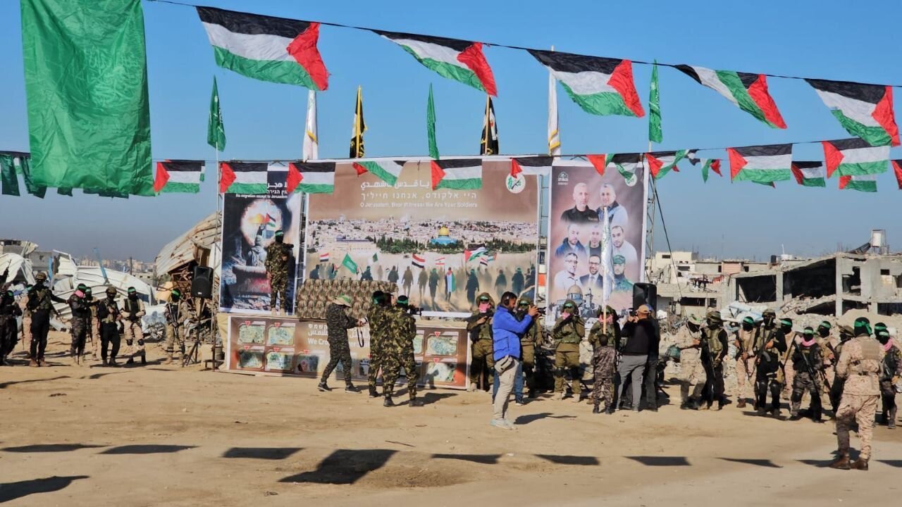 سلاحهای به غنیمت گرفته شده از صهیونیستها در اختیار رزمندگان القسام؛ نمایش قدرت مقاومت در ششمین دور مبادله اسرا | عکس و فیلم