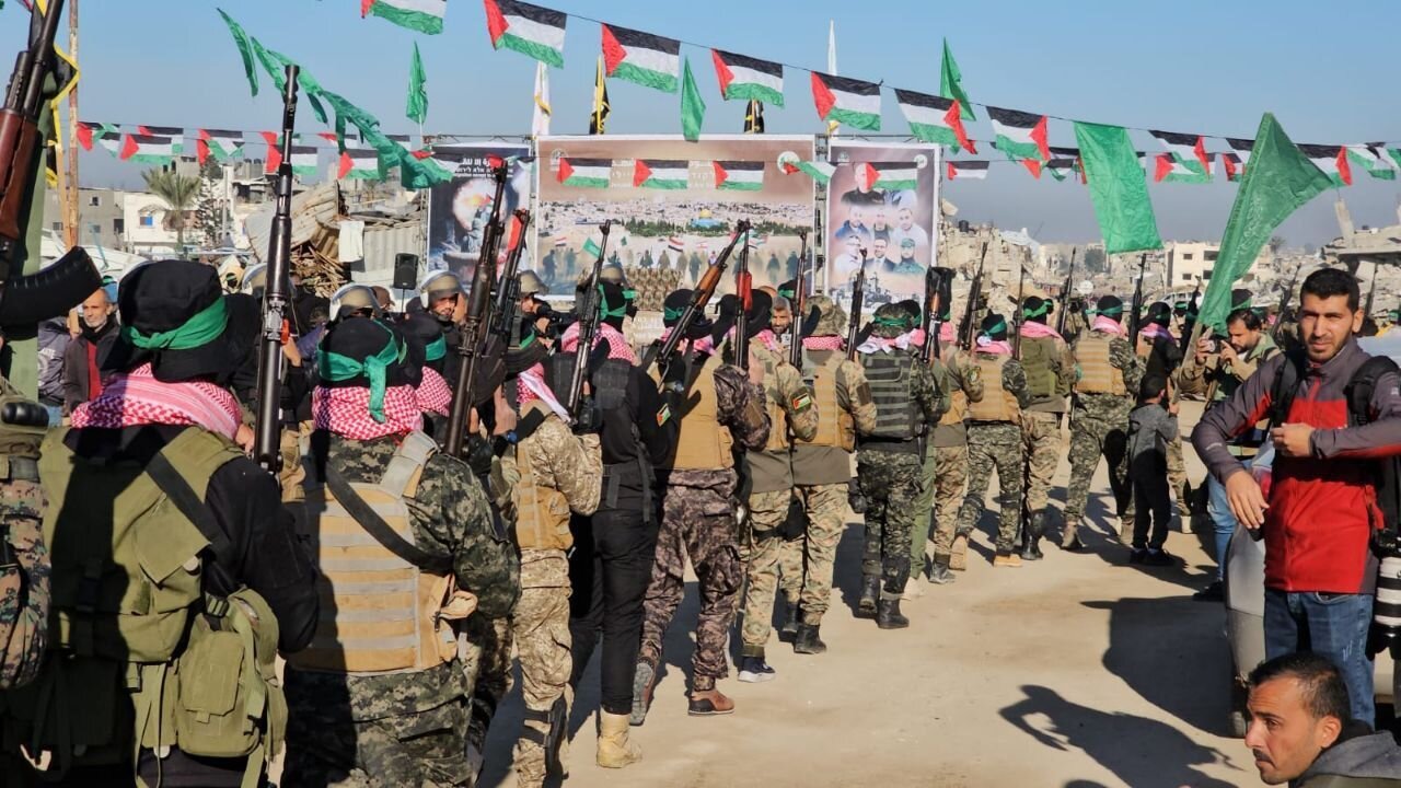 سلاحهای به غنیمت گرفته شده از صهیونیستها در اختیار رزمندگان القسام؛ نمایش قدرت مقاومت در ششمین دور مبادله اسرا | عکس و فیلم