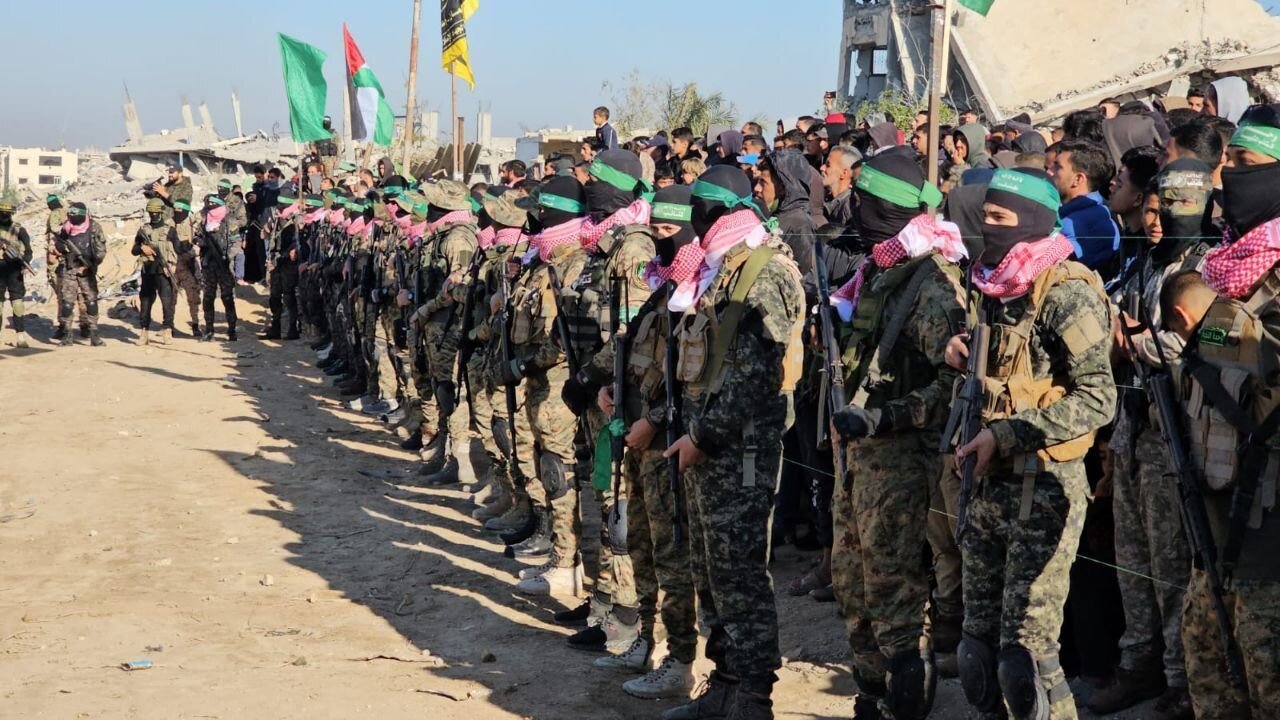 سلاحهای به غنیمت گرفته شده از صهیونیستها در اختیار رزمندگان القسام؛ نمایش قدرت مقاومت در ششمین دور مبادله اسرا | عکس و فیلم