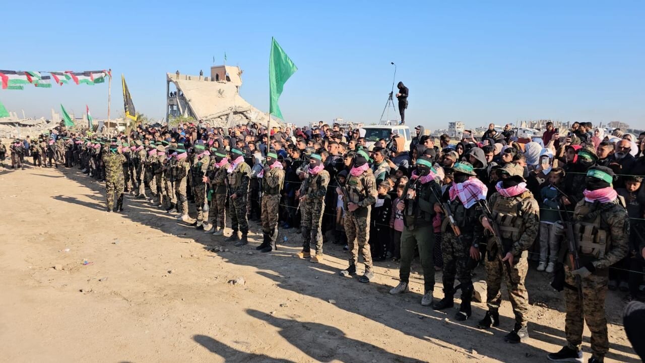 سلاحهای به غنیمت گرفته شده از صهیونیستها در اختیار رزمندگان القسام؛ نمایش قدرت مقاومت در ششمین دور مبادله اسرا | عکس و فیلم