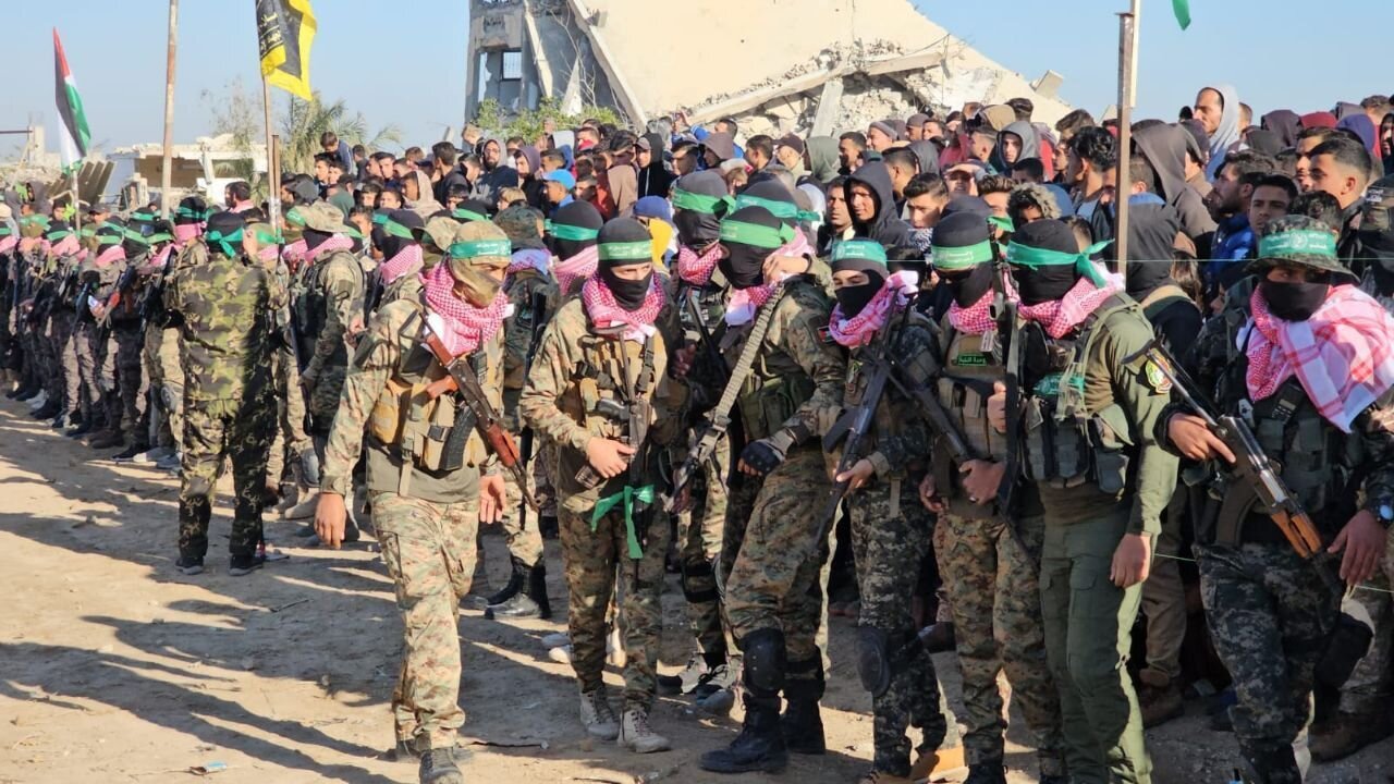 سلاحهای به غنیمت گرفته شده از صهیونیستها در اختیار رزمندگان القسام؛ نمایش قدرت مقاومت در ششمین دور مبادله اسرا | عکس و فیلم