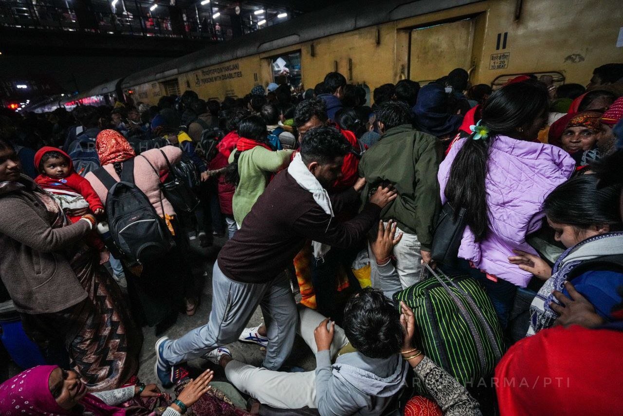 ازدحام جمعیت در ایستگاه قطار، دست کم جان ۱۵ نفر را گرفت | تصاویر