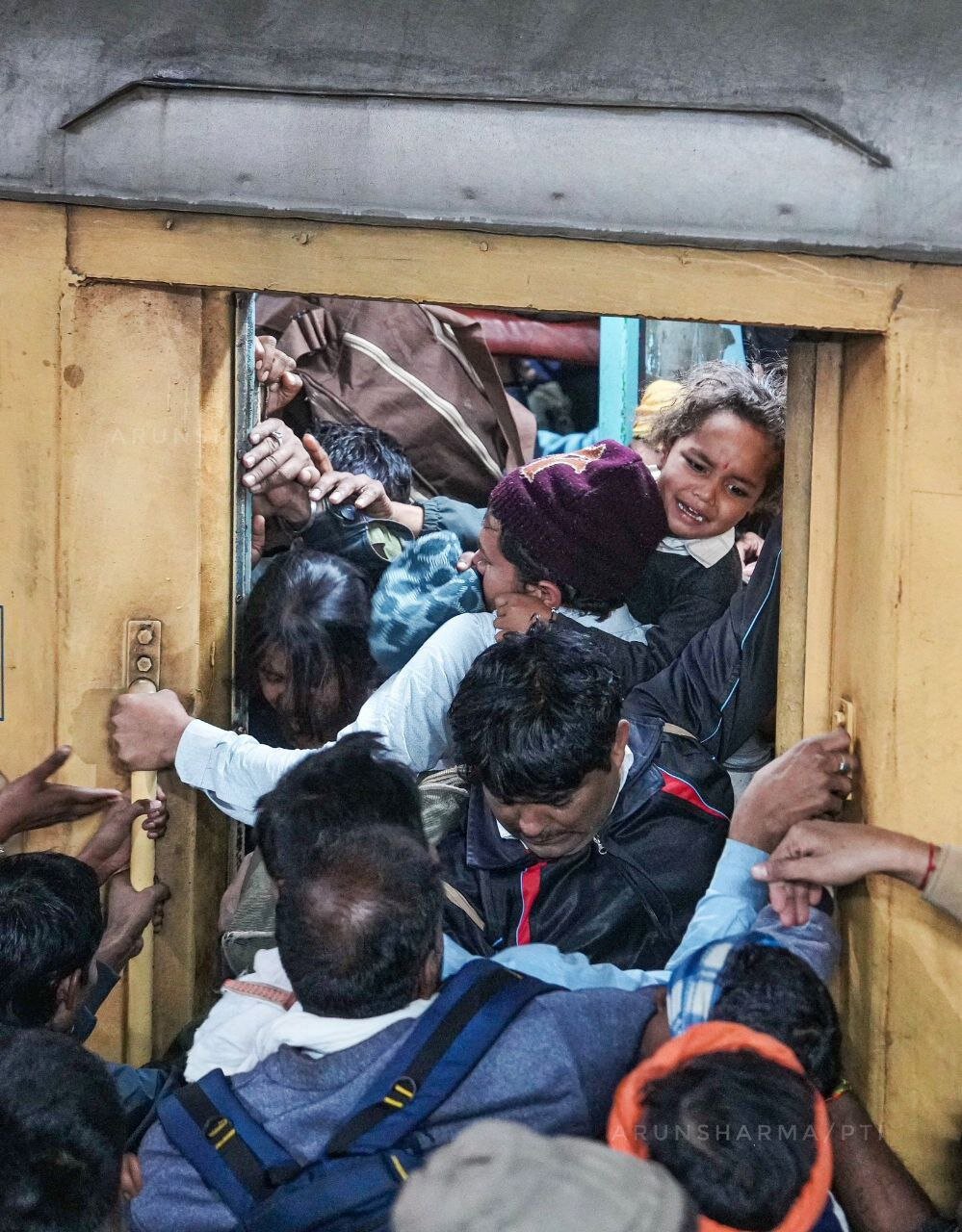 ازدحام جمعیت در ایستگاه قطار، دست کم جان ۱۵ نفر را گرفت | تصاویر