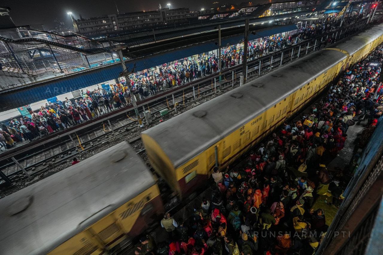 ازدحام جمعیت در ایستگاه قطار، دست کم جان ۱۵ نفر را گرفت | تصاویر