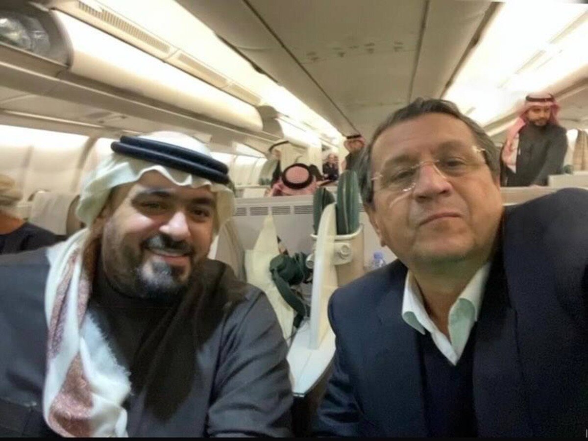سلفی همتی با وزیر اقتصاد عربستان در هواپیما | عکس