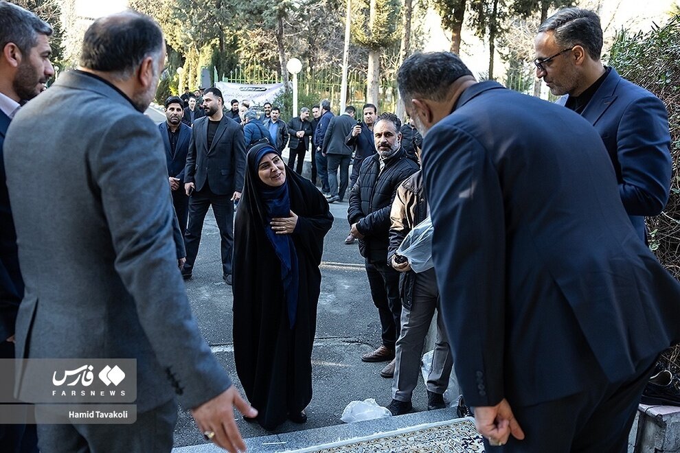 حضور خانم وزیر در مراسم ختم پدر فرمانده نیروی دریایی ارتش | تصاویر