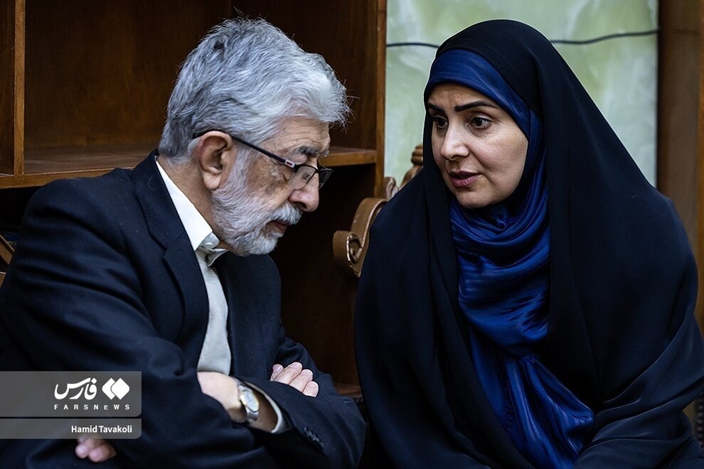 حضور خانم وزیر در مراسم ختم پدر فرمانده نیروی دریایی ارتش | تصاویر