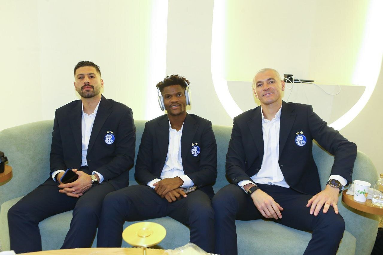 استقلالیها با تیپ رسمی آماده سفر به قطر | تصویری جالب از خارجیهای استقلال