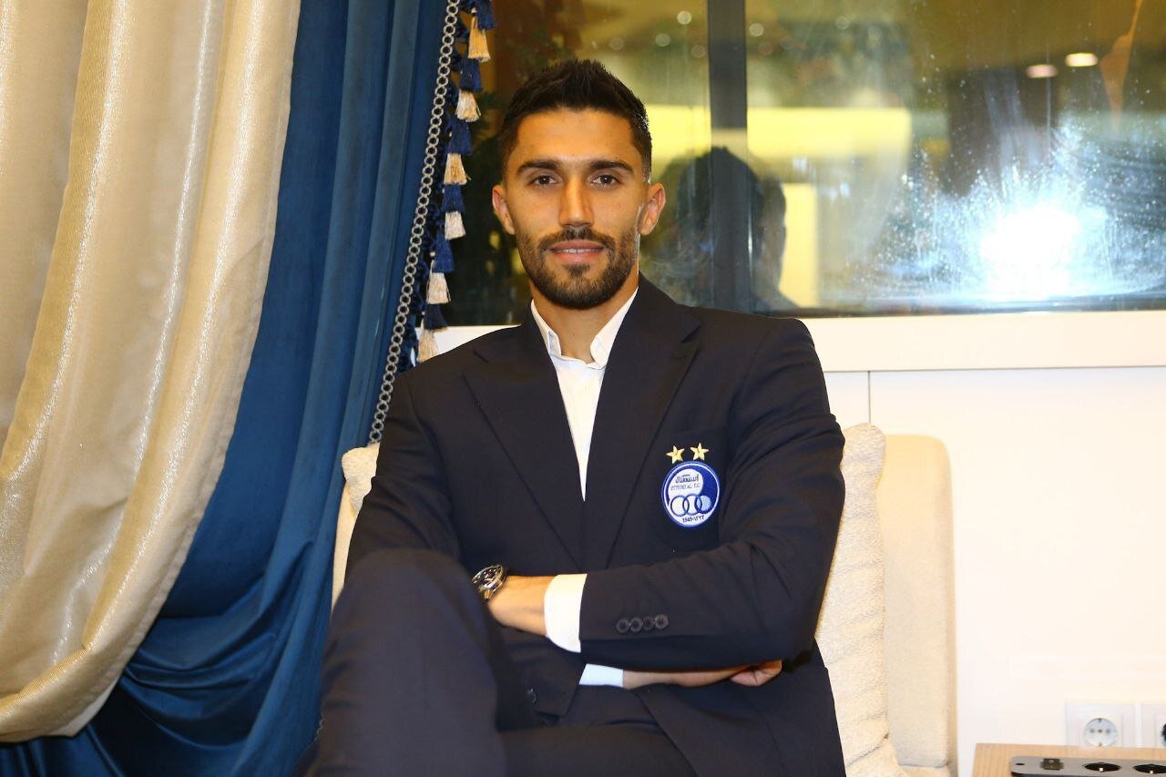 استقلالیها با تیپ رسمی آماده سفر به قطر | تصویری جالب از خارجیهای استقلال