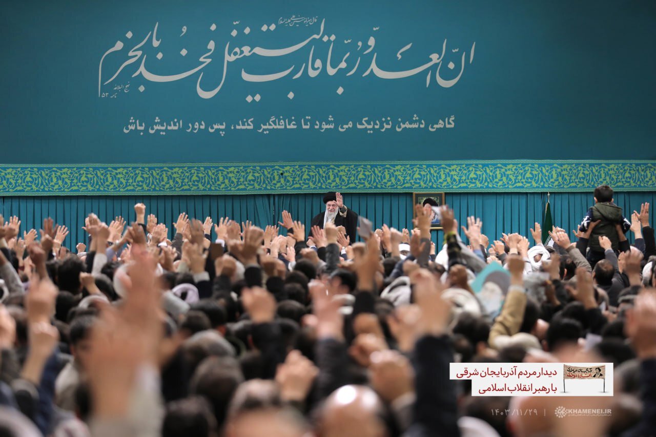 تصویری خاص از کلام امیرالمؤمنین در حسینیه امام خمینی (ره) | گاهی دشمن نزدیک می‌شود تا غافلگیر کند؛ پس دوراندیش باش...