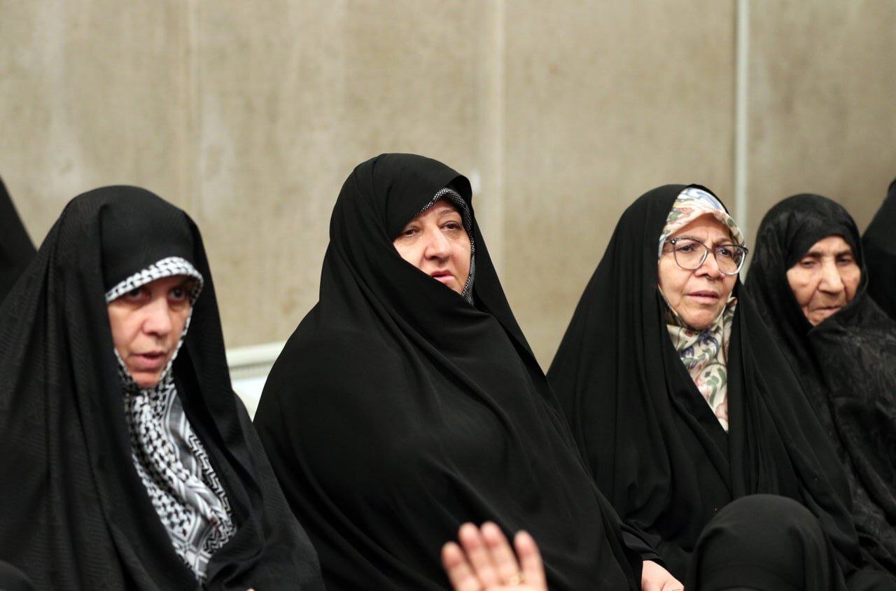 همسر شهید مهدی باکری در دیدار امروز مردم آذربایجان شرقی با رهبر انقلاب + عکس