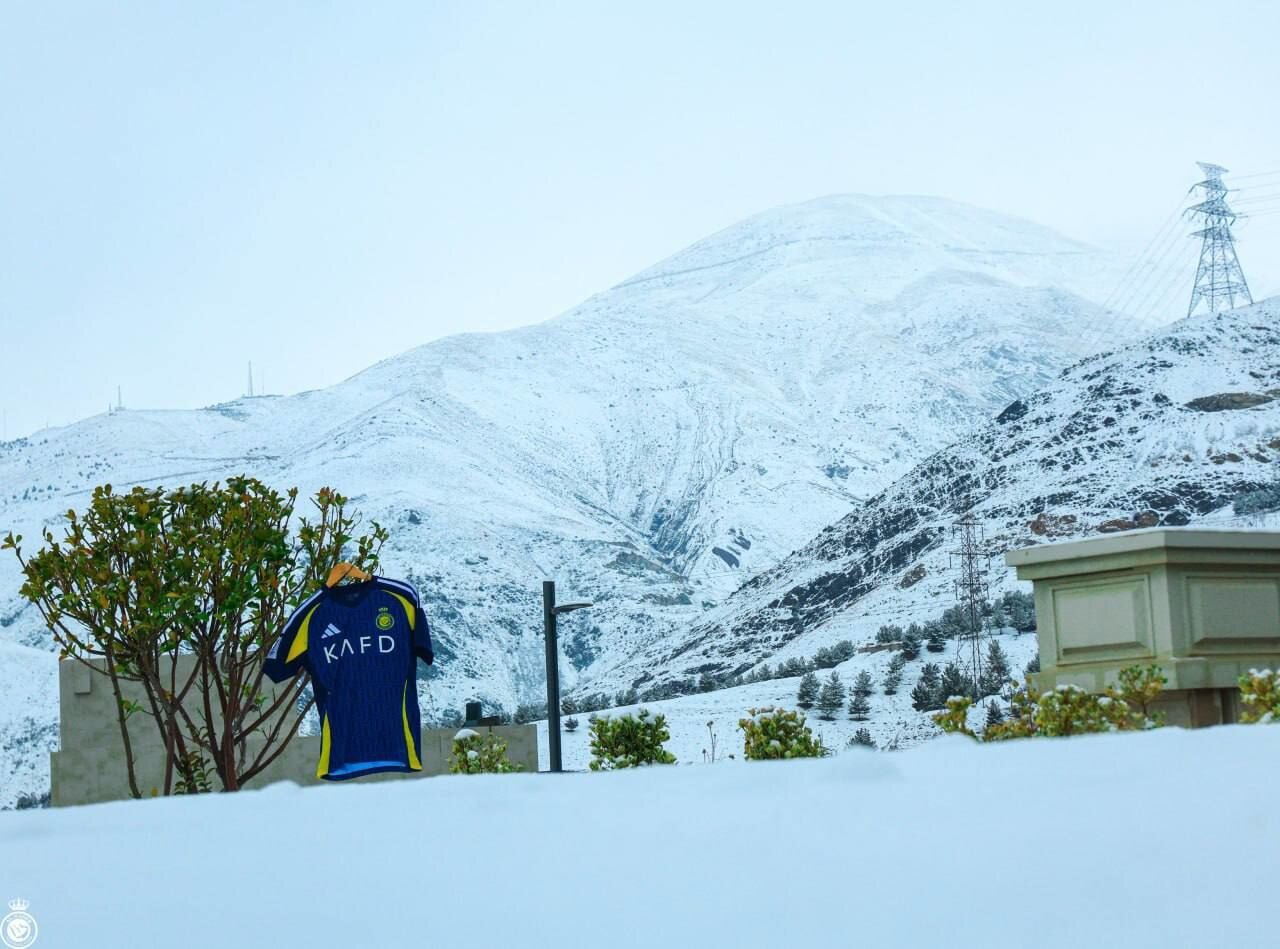 رونمایی جالب باشگاه النصر از پیراهن بازی مقابل پرسپولیس با بک گراند برف تهران + ویدئو و عکس