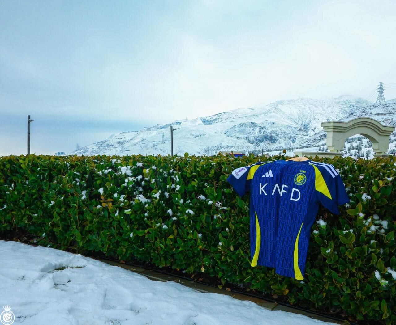 رونمایی جالب باشگاه النصر از پیراهن بازی مقابل پرسپولیس با بک گراند برف تهران + ویدئو و عکس