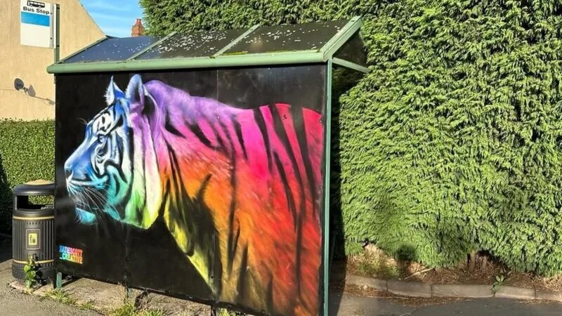 بوم نقاشی در ایستگاه اتوبوس | شاهین روی ایستگاههای اتوبوس امارات