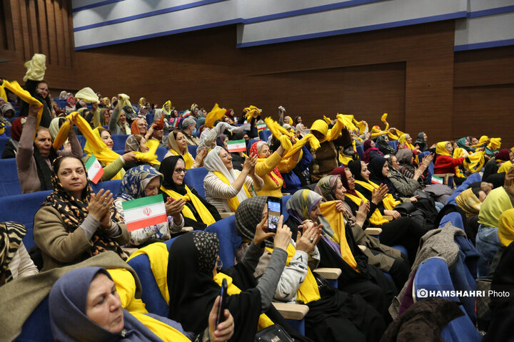 دورهمی موسپیدان در دهکده نشاط