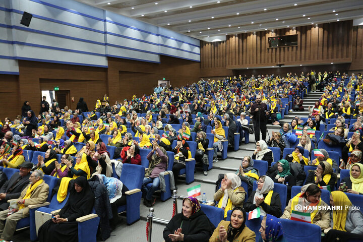 دورهمی موسپیدان در دهکده نشاط