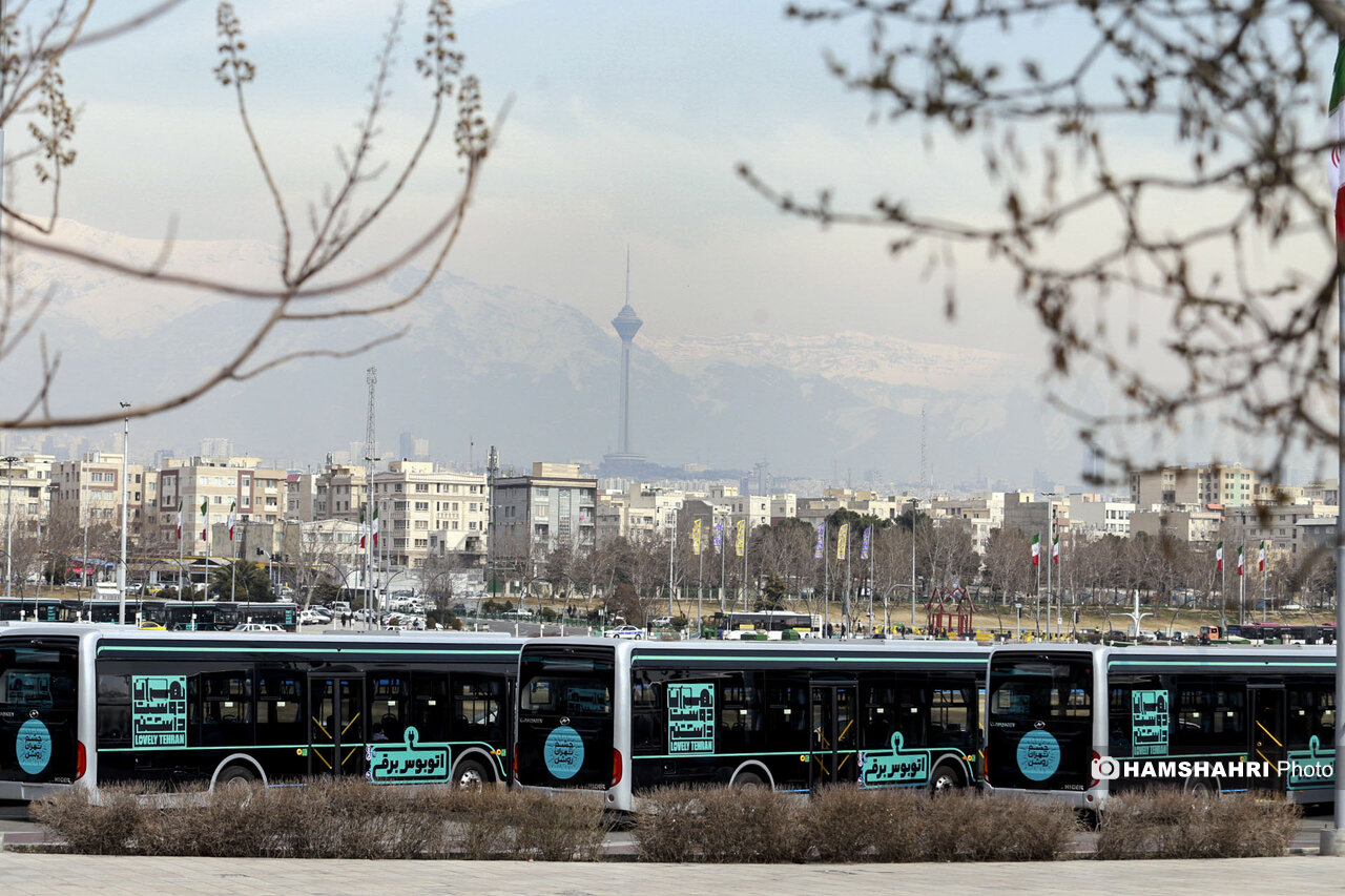 چه کسانی از ماجرای شایعه اتوبوس های برقی سود می برند؟ رونمایی از نخستین بسته حمل و نقل عمومی برقی تهران با حضور رئیس جمهور