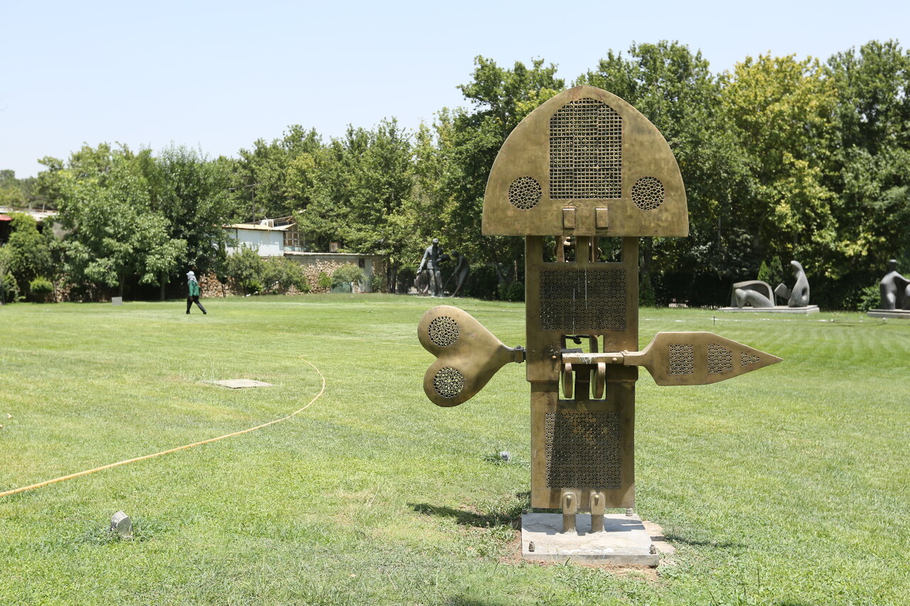 گردش در باغ تندیسها