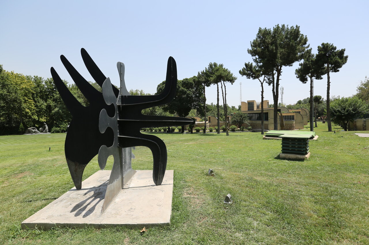 گردش در باغ تندیسها