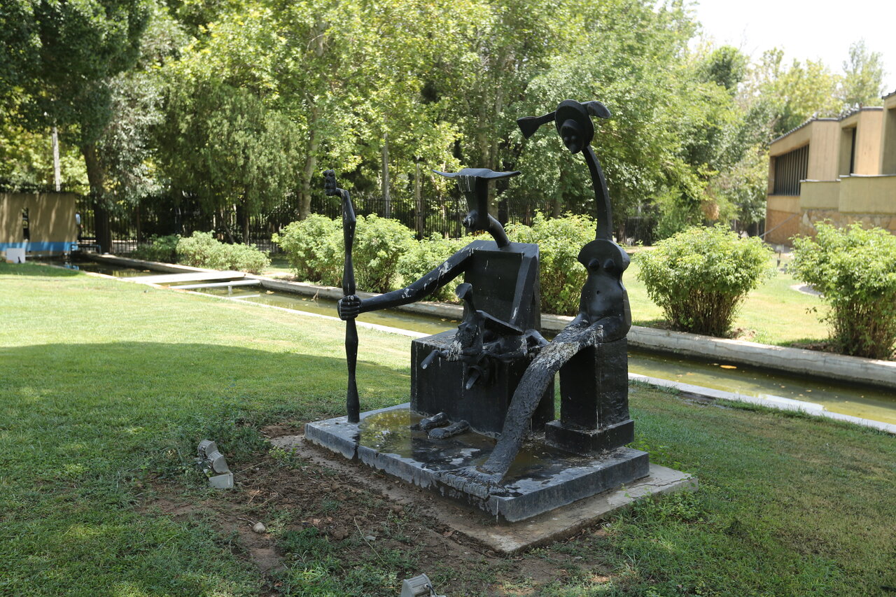 گردش در باغ تندیسها