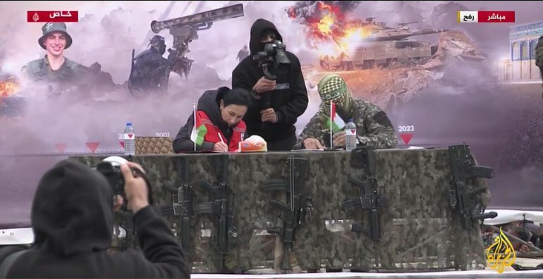 امضای سند آزادی دو اسیر اسرائیلی در رفح | تصاویر