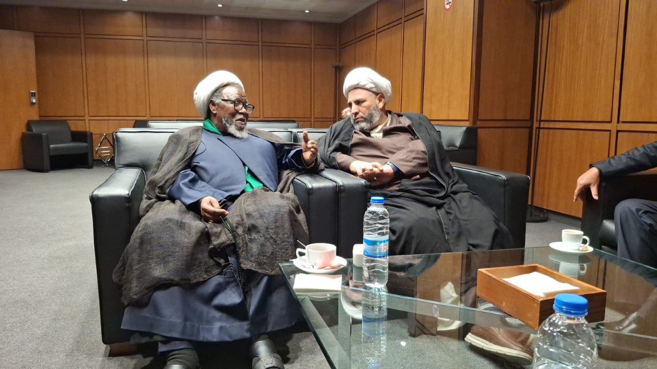 حضور شیخ زکزاکی در بیروت برای شرکت در مراسم تشییع شهید نصرالله | عکس