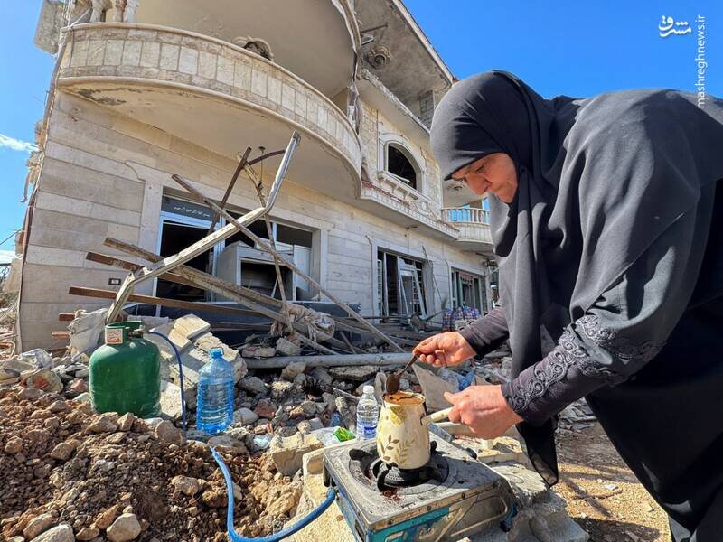 قهوه عربی بانوی لبنانی روی ویرانههای خانهاش | عکس