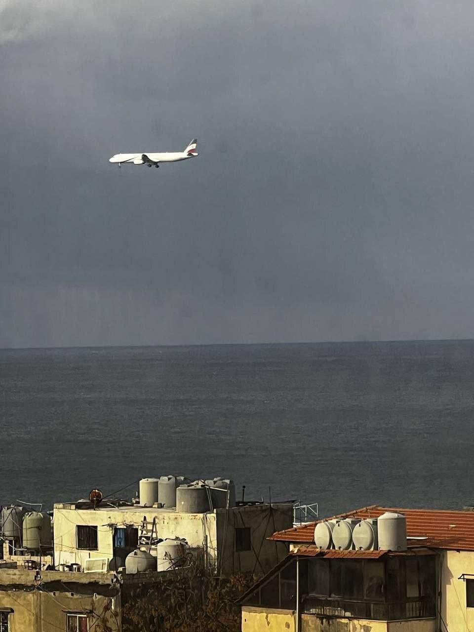 تصویری از هواپیمای حامل مقامات جمهوری اسلامی ایران در آسمان لبنان | عکس