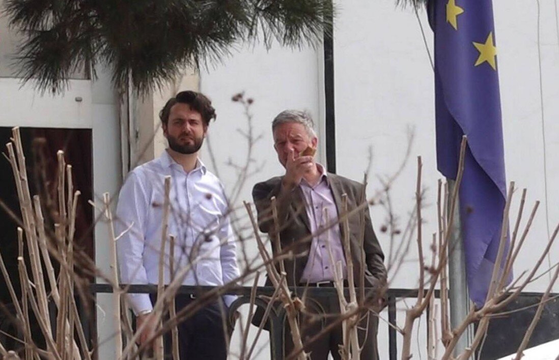 تجمع خانواده قربانیان پژاک مقابل سفارت آلمان؛ لحظه واکنش سفیر+ تصاویر